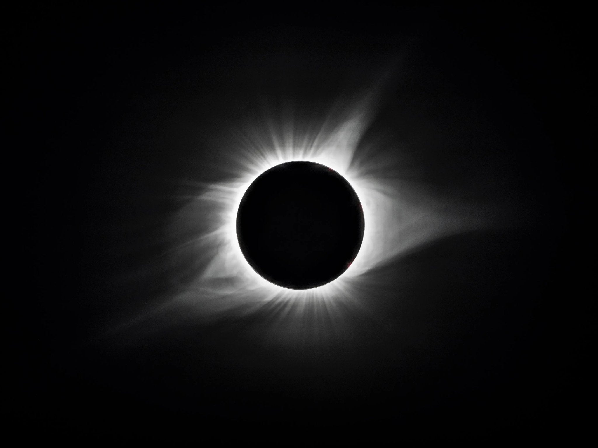 Cosmic Spectacles: An In-Depth Exploration of Solar Eclipses - Eclipse Optics