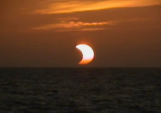 Total Solar Eclipses and Annular Solar Eclipses - Eclipse Optics